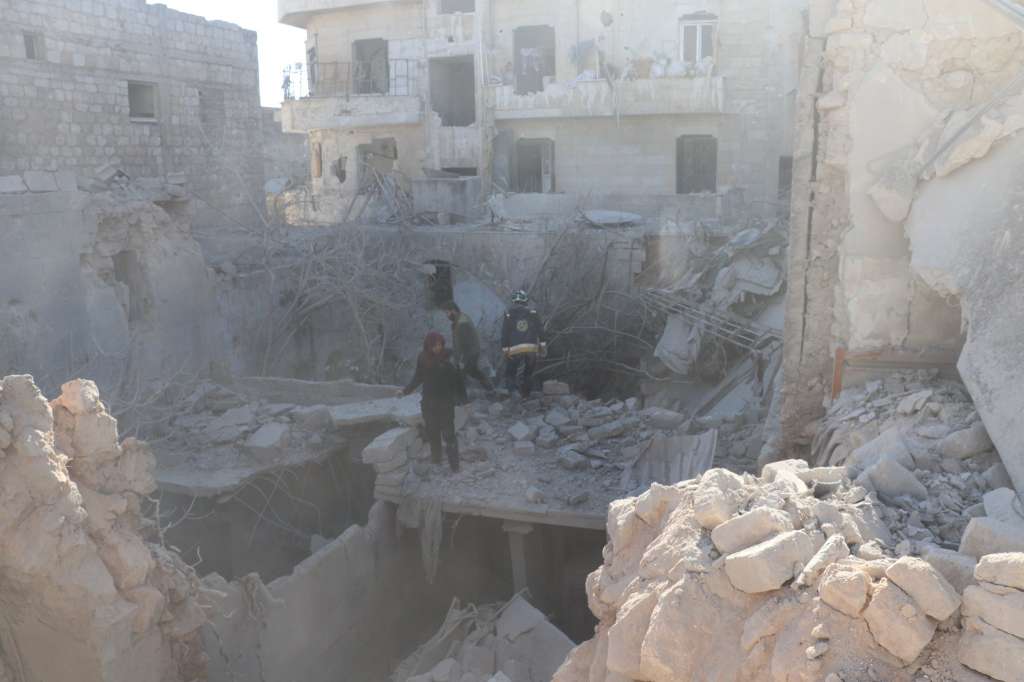 IDLIB, 02/12/2024.- Al menos 11 personas murieron, entre ellas cinco niños y dos mujeres, y más de una decena resultaron heridas en nuevos bombardeos realizados este lunes por la aviación siria y rusa contra áreas controladas por los insurgentes islamistas en el noroeste de Siria. Según informó la ONG Observatorio Sirio de Derechos Humanos, los nuevos bombardeos tuvieron como blancos distintos barrios de la provincia de Idlib, bastión de las facciones islamistas, entre ellos Al Shamaat y un campo de desplazados en Harbanosh, en las afueras septentrionales de esa administración. EFE/Defensa Civil Siria - SOLO USO EDITORIAL/SOLO DISPONIBLE PARA ILUSTRAR LA NOTICIA QUE ACOMPAÑA (CRÉDITO OBLIGATORIO) -