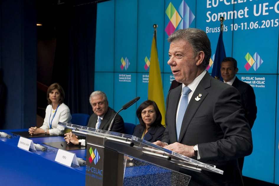 El presidente de Colombia Juan Manuel Santos (der.), habla tras rubricar junto a Perú el acuerdo de exención de visados para viajes de corta estancia de los colombianos y peruanos a la Unión Europea. / EFE