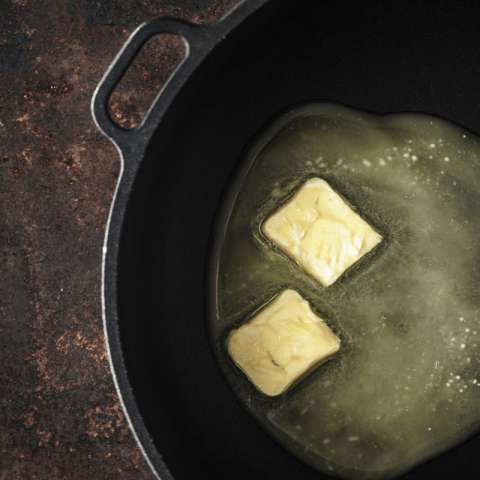 Crearon una mantequilla hecha con carbono, no con leche, pero con sabor similar