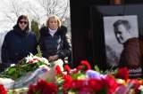 La madre de Alexéi Navalni visitó la tumba del opositor tras el funeral en Moscú