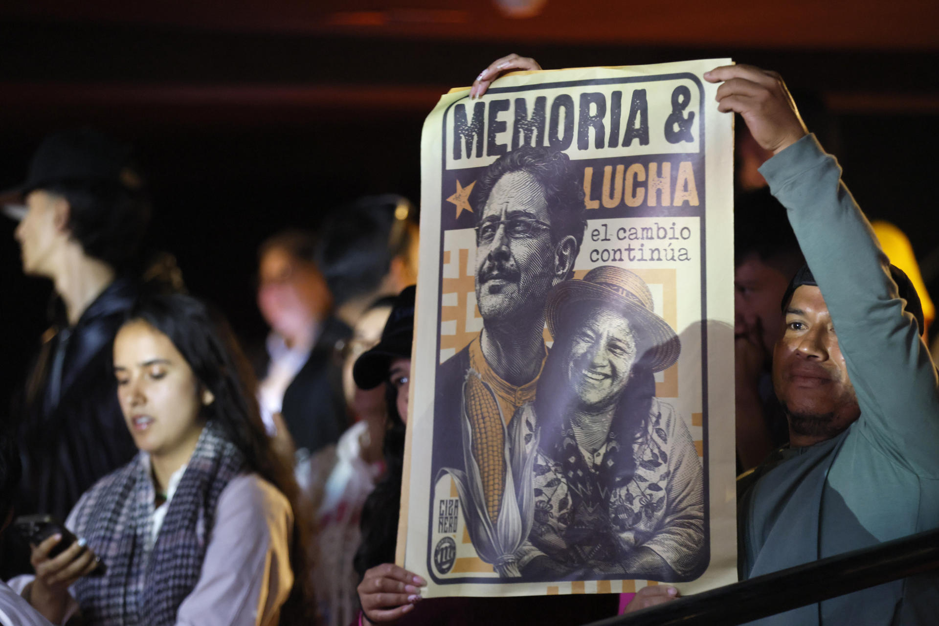 AME3072. BOGOTÁ (COLOMBIA), 21/06/2026.- Simpatizantes del candidato a la presidencia de Colombia Iván Cepeda esperan los resultados de la segunda vuelta este domingo, en bogotá (Colombia). El ultraderechista Abelardo de la Espriella se consolida al frente del conteo preliminar de votos de las elecciones presidenciales en Colombia con una ventaja de 438.406 votos cuando va informado el 65,44 % de las mesas por la Registraduría Nacional. EFE/ Carlos Ortega