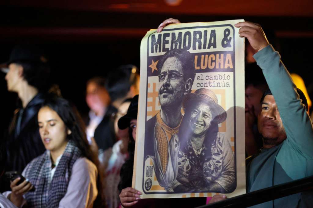 AME3072. BOGOTÁ (COLOMBIA), 21/06/2026.- Simpatizantes del candidato a la presidencia de Colombia Iván Cepeda esperan los resultados de la segunda vuelta este domingo, en bogotá (Colombia). El ultraderechista Abelardo de la Espriella se consolida al frente del conteo preliminar de votos de las elecciones presidenciales en Colombia con una ventaja de 438.406 votos cuando va informado el 65,44 % de las mesas por la Registraduría Nacional. EFE/ Carlos Ortega