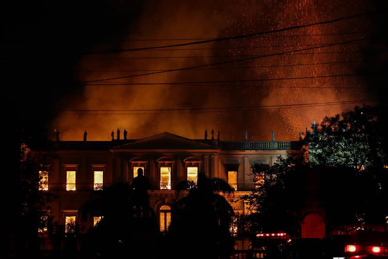 Vista general del Museo Nacional de Río de Janeiro, uno de los más antiguos de Brasil, mientras es consumido por las llamas debido a un incendio de grandes proporciones. / EFE/Marcelo Sayão