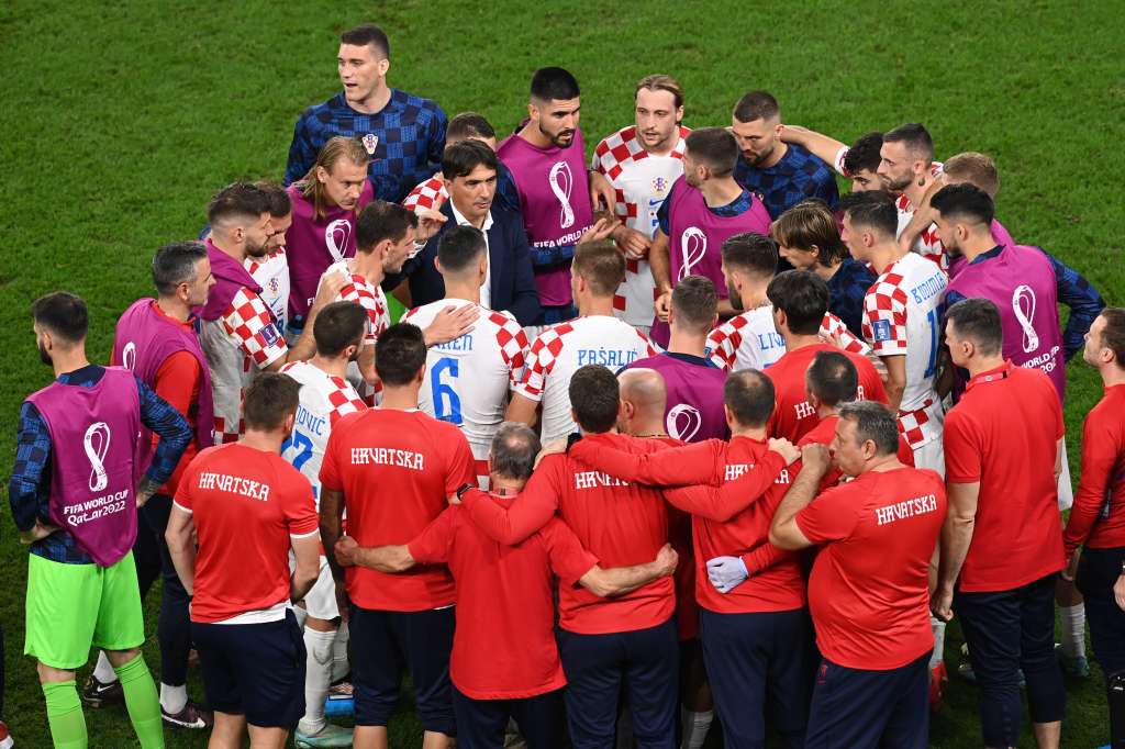 Al Wakrah (Qatar), 05/12/2022.- Players of Croatia huddle and speak before the penalties during the FIFA World Cup 2022 round of 16 soccer match between Japan and Croatia at Al Janoub Stadium in Al Wakrah, Qatar, 05 December 2022. (Mundial de Fútbol, Croacia, Japón, Catar) EFE/EPA/Georgi Licovski