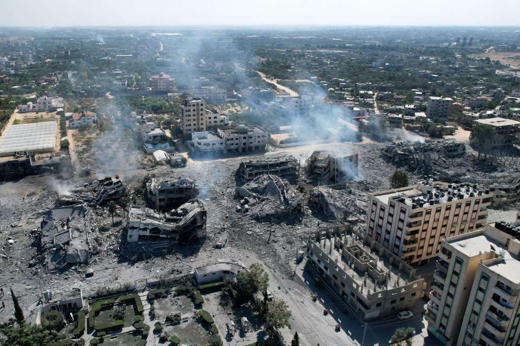 Una vista aérea muestra edificios destruidos en la ciudad de al-Zahra, al sur de la ciudad de Gaza, el pasado 20 de octubre de 2023, tras el bombardeo israelí durante la noche en medio de batallas en curso entre Israel y el grupo palestino Hamas.