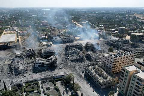 Israel intensifica bombardeos en Gaza antes de una incursión terrestre