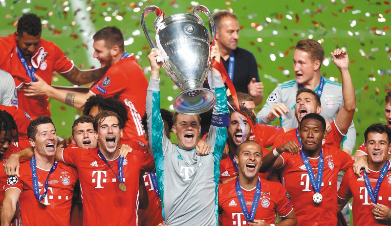 Los jugadores del Bayern Múnich levantan el trofeo de la UEFA Champions League, certamen que ganaron con rendimiento perfecto.