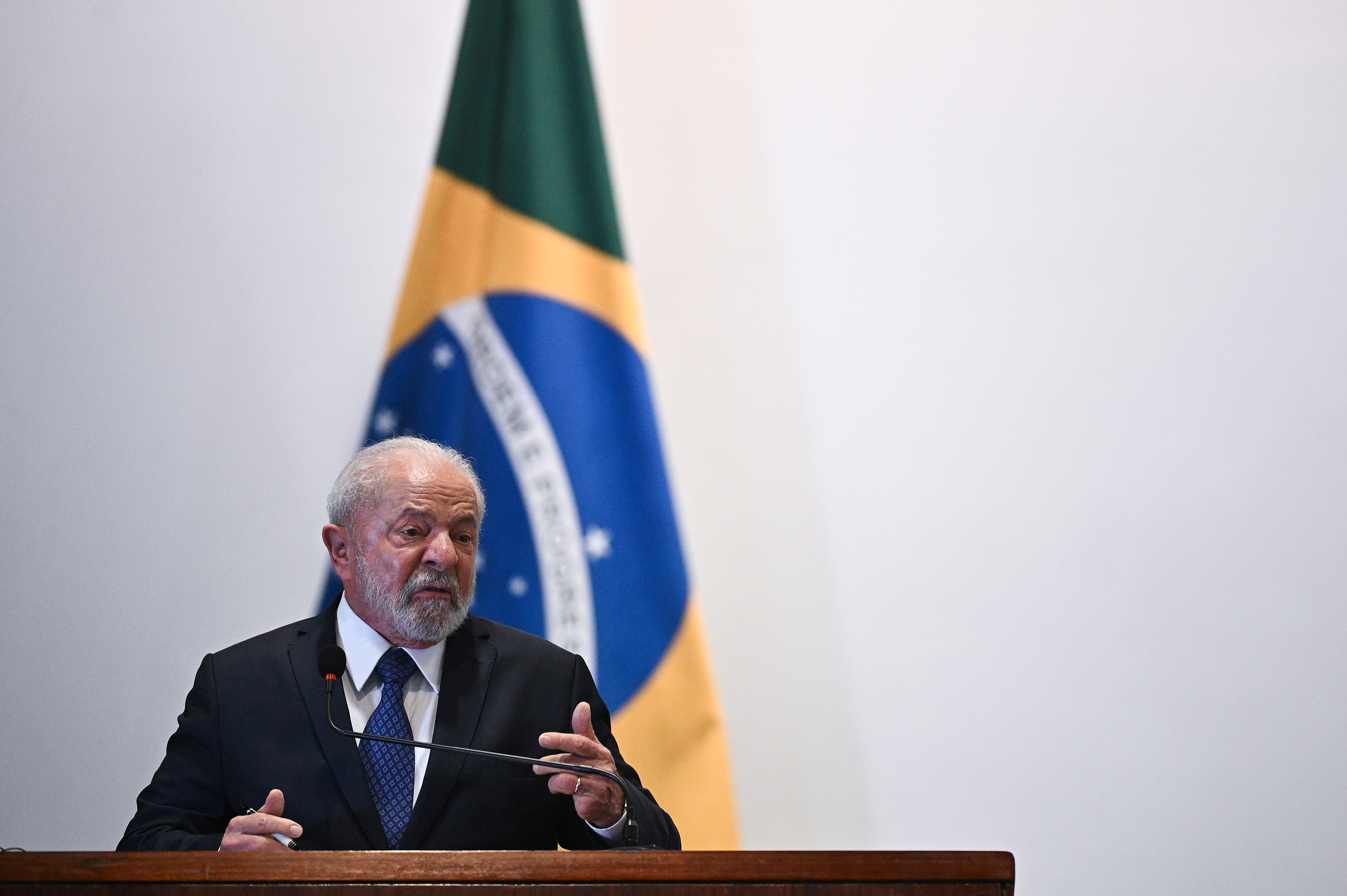 AME3082. BRASILIA (BRASIL), 30/05/2023.- El presidente de Brasil, Luiz Inácio Lula da Silva, ofrece una rueda de prensa tras una reunión con los presidentes de la región durante el desarrollo de la cumbre suramericana celebrada hoy, en el palacio de Itamaraty en Brasilia (Brasil). Los presidentes de los países suramericanos acordaron este martes establecer un "grupo de contacto" encabezado por los cancilleres para elaborar una "hoja de ruta" destinada a impulsar la integración de la región. EFE/ Andre Borges
