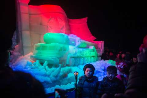 Pyongyang exhibe versión de hielo de misil intercontinental