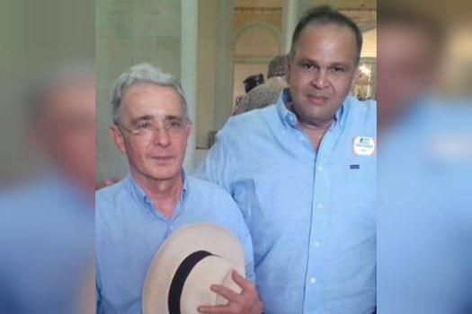 El expresidente Álvaro Uribe Vélez y José "Ñeñe" Hernández, quien murió en medio de un atraco en Brasil.