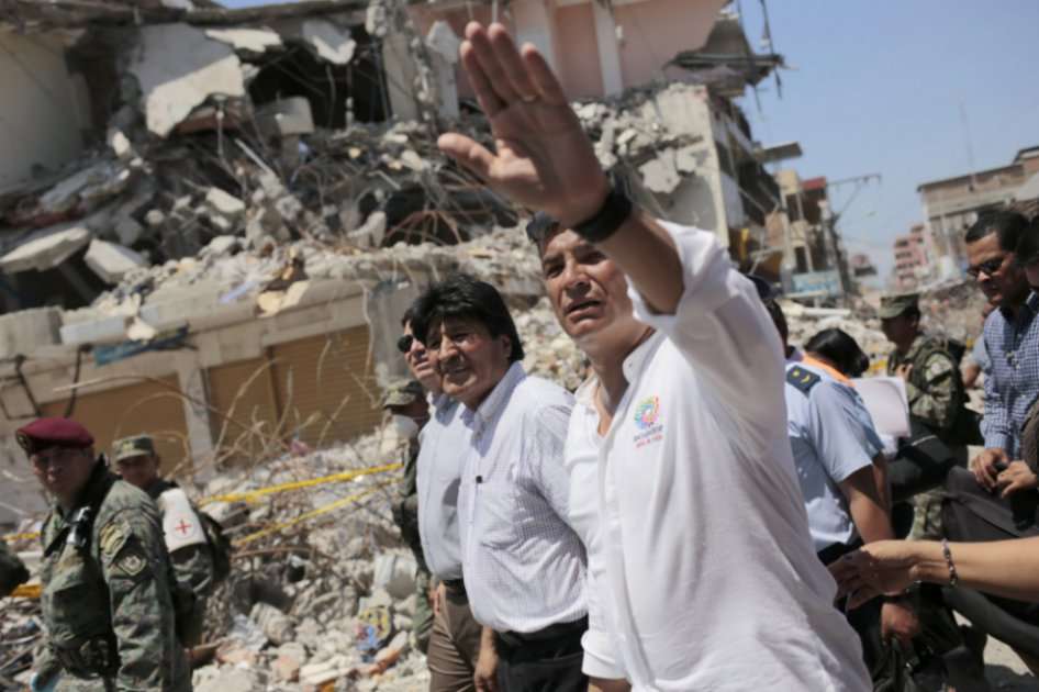 El presidente de Ecuador, Rafael Correa, junto a su homólogo Evo Morales recorriendo la zona afectada por el terremoto. / AFP