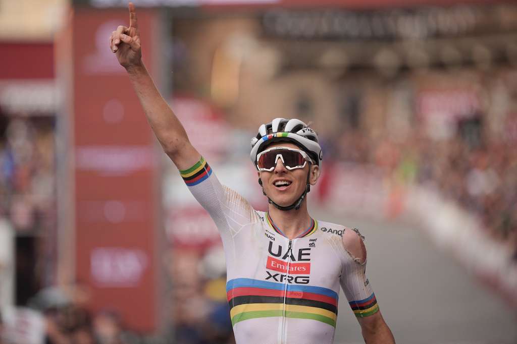 El ciclista esloveno Tadej Pogacar ganó este sábado su tercera Strade Bianche, en Italia.