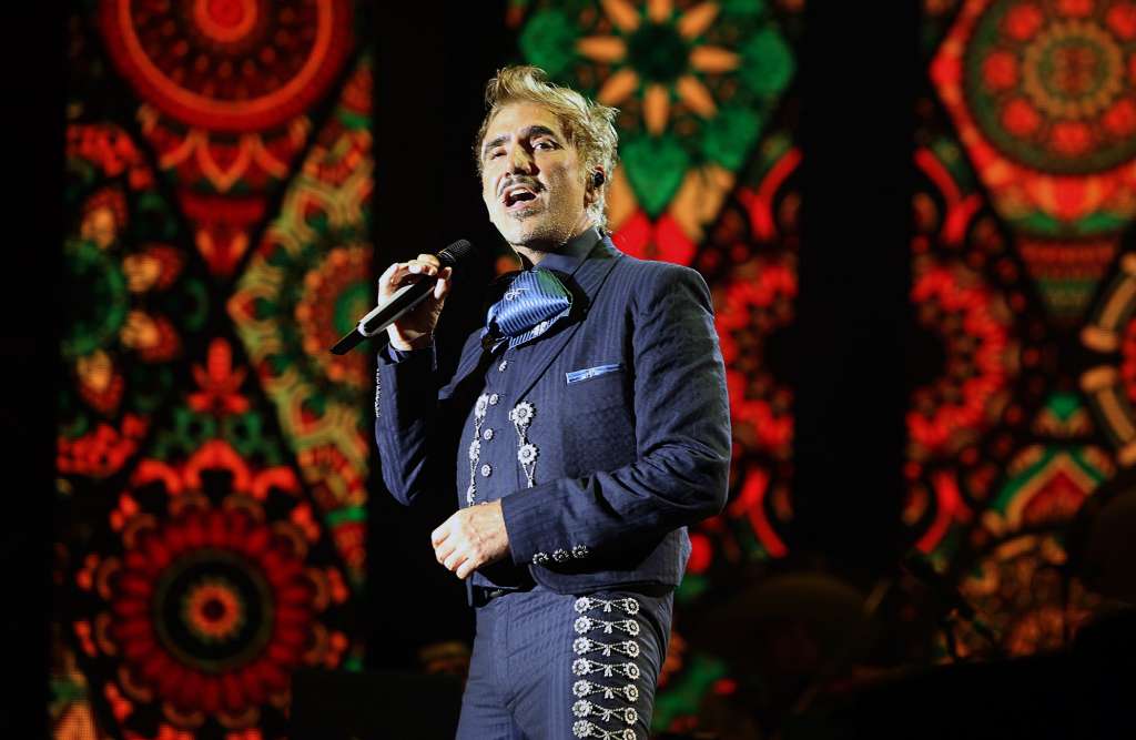 MEX2899. PLAYA DEL CARMEN (MÉXICO), 19/08/2023.- El cantante mexicano Alejandro Fernández, presenta hoy un concierto como parte de su gira Hecho en México en el Complejo Mayakoba de la Riviera Maya, en Playa del Carmen, Quintana Roo (México). EFE/Alonso Cupul