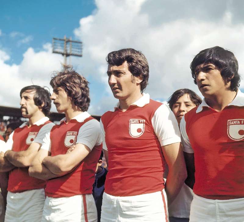 Sarnari, (tercero de izq. a dere.) jugó para River Plate ese duelo y después estuvo en Santa Fe (1975-1976). / Archivo El Espectador