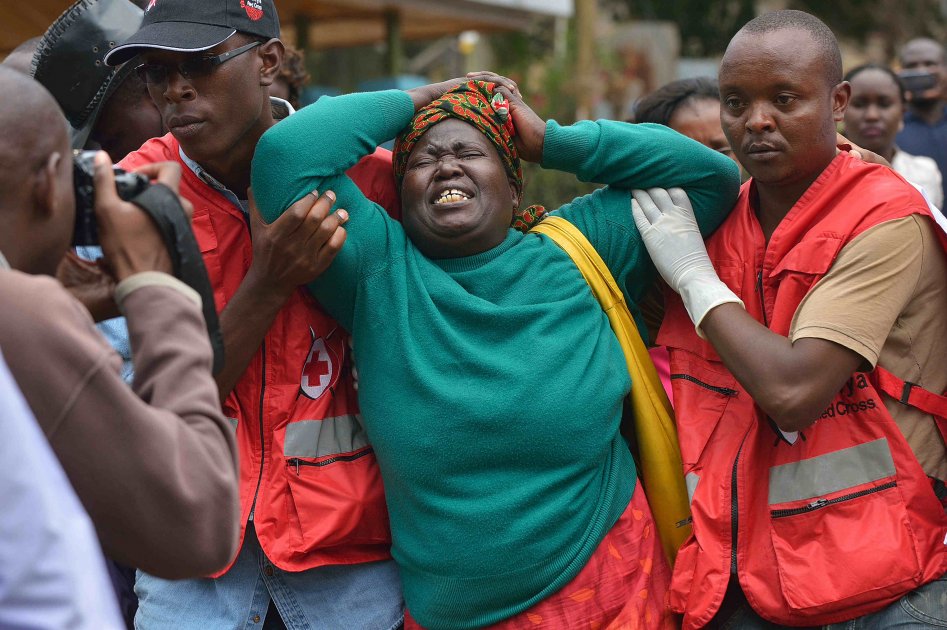 Familiares de las víctimas llegan al centro universitario atacado en Kenya. / AFP
