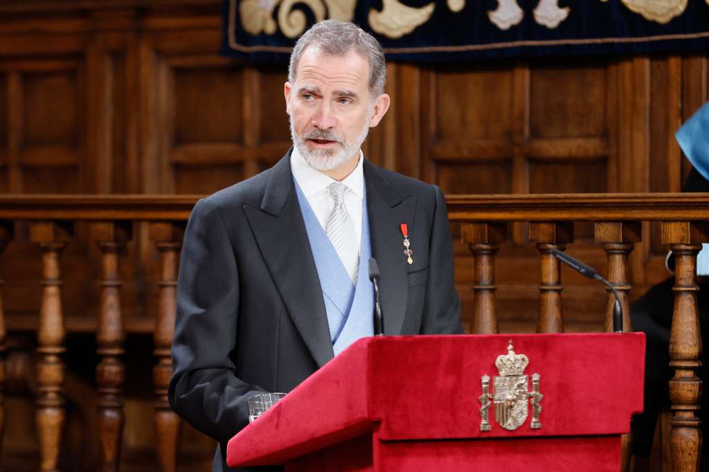 ALCALÁ DE HENARES (MADRID), 22/04/2022.- El rey Felipe VI pronuncia un discurso durante el acto de entrega del Premio Cervantes a la escritora uruguaya Cristina Peri Rossi este viernes en el Paraninfo de la Universidad de Alcalá de Henares. EFE/Ballesteros POOL