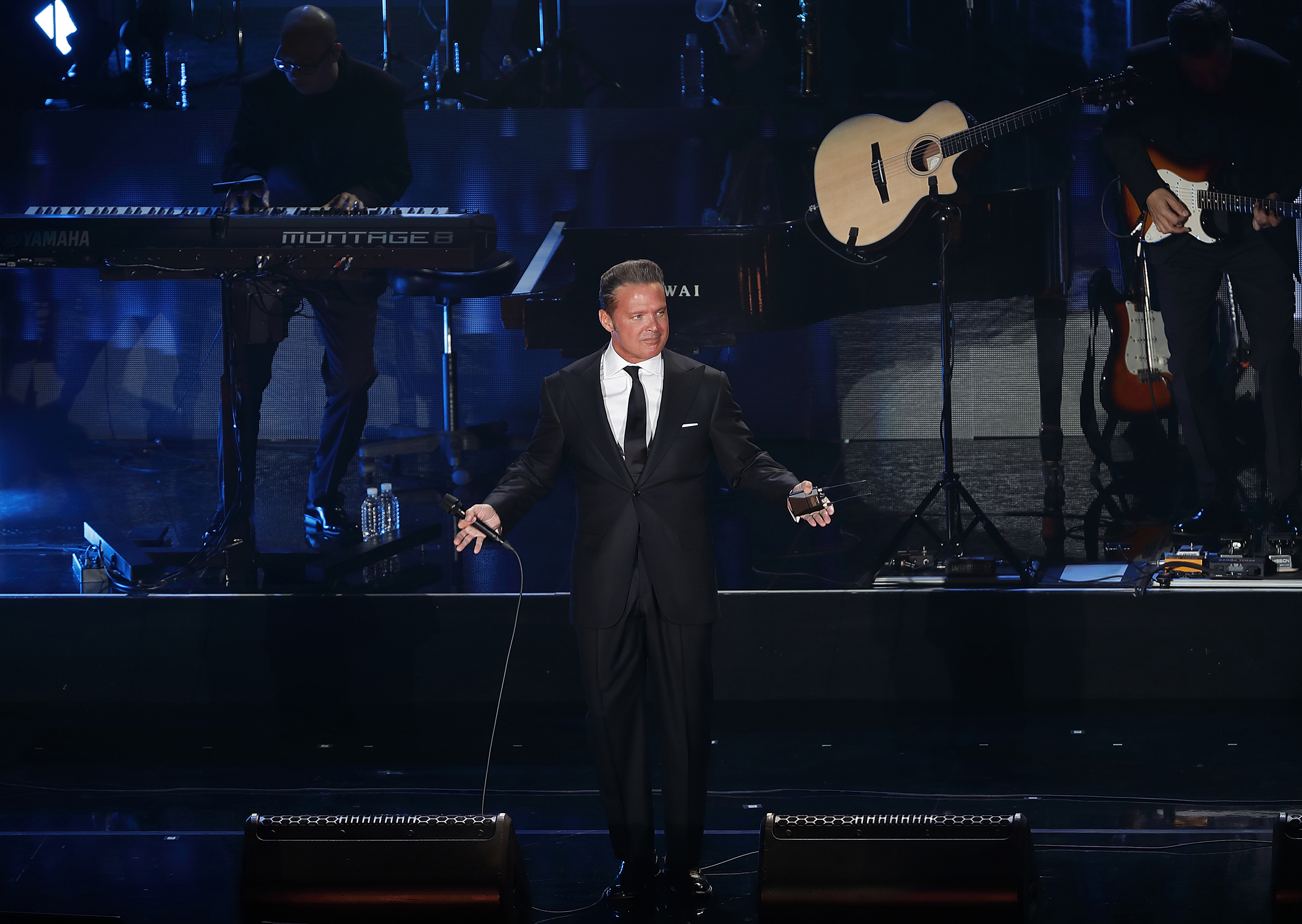 MEX6367. CIUDAD DE MÉXICO (MÉXICO), 14/02/2023.- Fotografía de archivo fechada el 21 de febrero de 2018 del cantante mexicano Luis Miguel durante una presentación en el Auditorio Nacional de Ciudad de México (México). El cantante mexicano Luis Miguel reapareció este martes en pleno Día de San Valentín para anunciar que llevará a cabo una gira en 2023 pero no ofreció mayores detalles. EFE/José Méndez/ARCHIVO