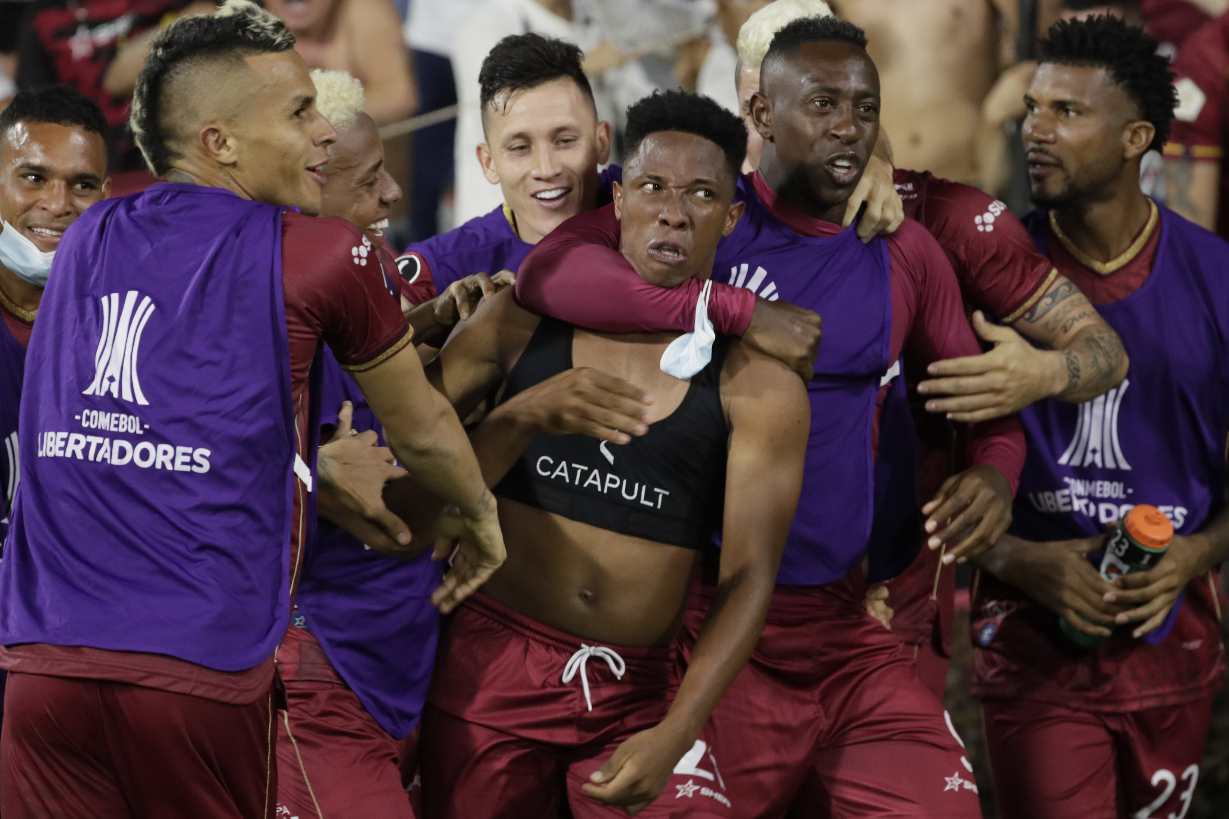AME6861. IBAGUÉ (COLOMBIA), 04/05/2022.- Andrés Felipe Ibargüen (c) del Tolima celebra su gol hoy, durante un partido de la Copa Libertadores entre Deportes Tolima e Independiente del Valle (IDV) el estadio Manuel Murillo Toro, en Ibagué (Colombia). EFE/ Carlos Ortega