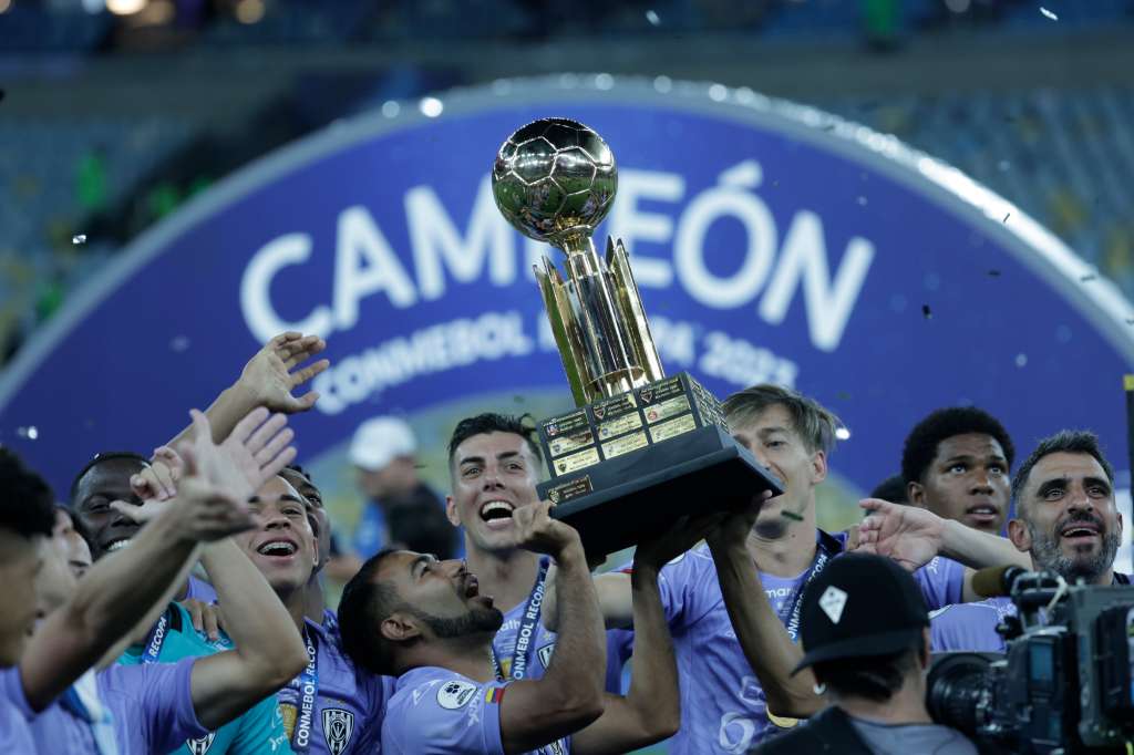 AMDEP1886. RÍO DE JANEIRO (BRASIL), 28/02/2023.- Jugadores de Independiente del Valle celebran su triunfo hoy, en la final de la Recopa Sudamericana entre Flamengo e Independiente del Valle (IDV) en el estadio Maracaná en Río de Janeiro (Brasil). EFE/ Antonio Lacerda