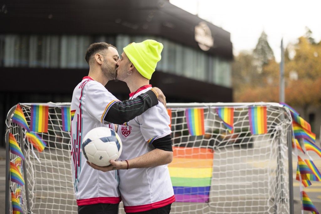 -FOTODELDÍA- ZÚRICH, 08/11/2022.- Dos protestantes se besan este martes durante una manifestación para concienciar sobre los derechos humanos de las personas LGTBI+ en Qatar, enfrente del museo de la FIFA en Zúrich, Suiza. EFE/ Michael Buholzer