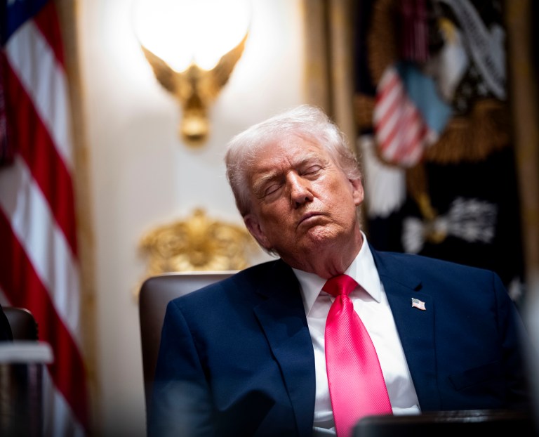 ¿Descansaba los ojos? Trump pareció luchar contra el sueño durante una reunión de gabinete
