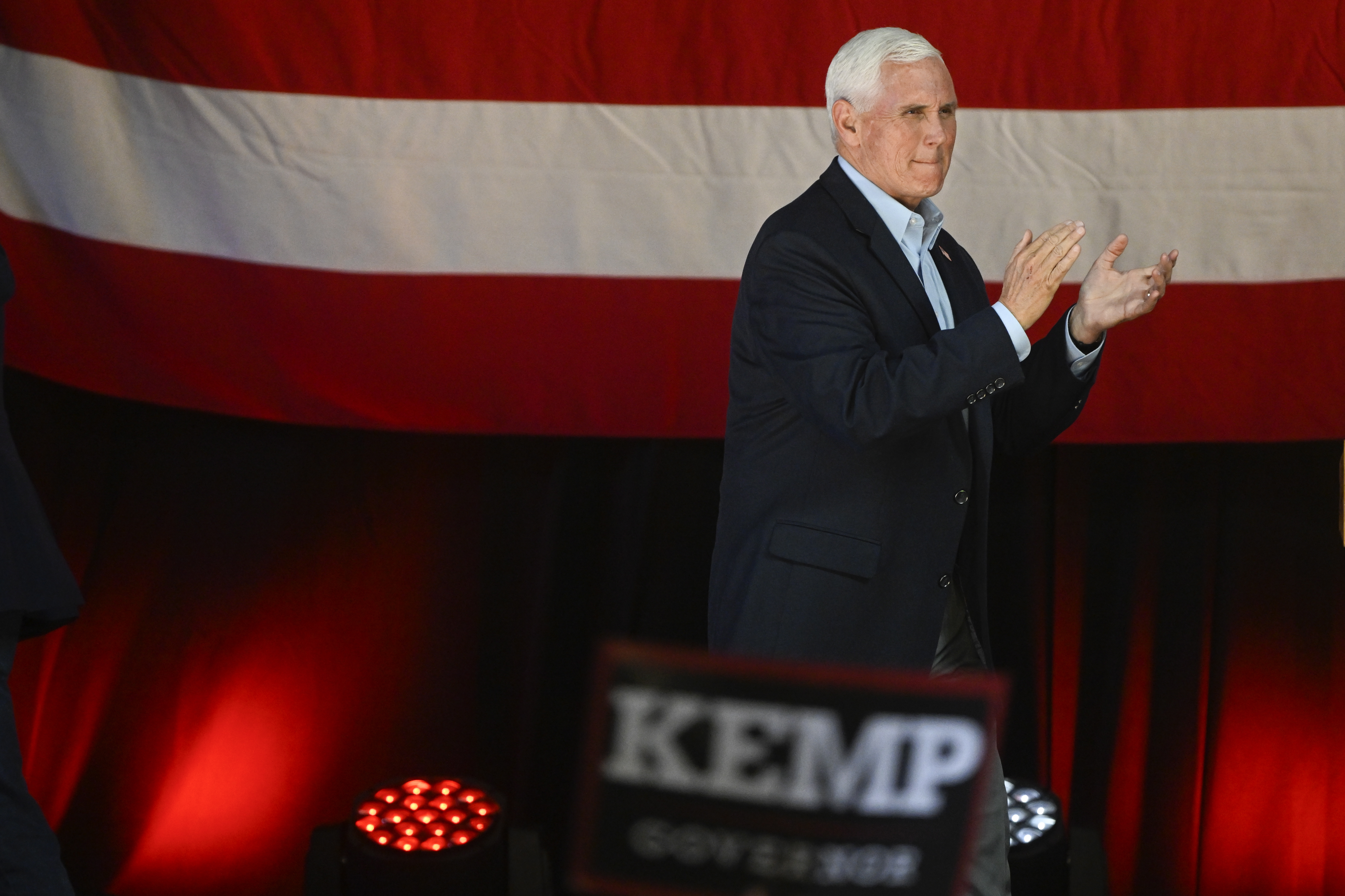 Kennesaw (United States), 23/05/2022.- Former US Vice President Mike Pence is introduced during a GOP primary gubernatorial election rally for Georgia Governor Brian Kemp in Kennesaw, Georgia, USA, 23 May 2022. Elections will be held on 24 May. (Elecciones, Estados Unidos) EFE/EPA/JOHN AMIS