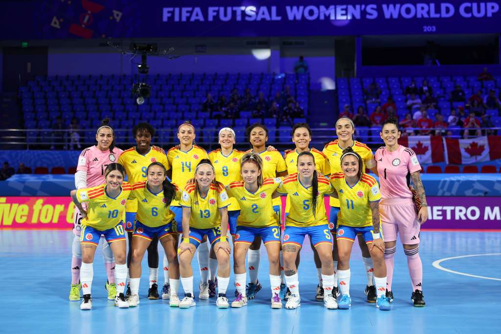 Las jugadoras de Colombia se alinean para una foto de equipo antes del partido del Grupo B de la Copa Mundial Femenina de Futsal de la FIFA entre Colombia y Canadá en el PhilSports Arena el 22 de noviembre de 2025 en Manila, Filipinas.