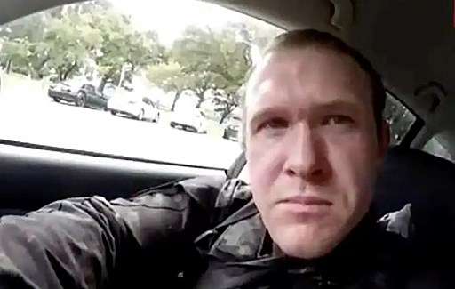 Captura de video en Facebook.AFPEl hombre, extremista de derecha, que habría participado en los dos tiroteos se grabóen su automóvil antes de ingresar a la mezquita Masjid al Noor armado con armas semiautomáticas.