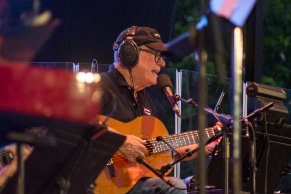 AME918. LA HABANA (CUBA), 19/09/2025.- El cubano Silvio Rodríguez canta durante un concierto en la escalinata de la Universidad de La Habana este viernes, en La Habana (Cuba). Rodríguez no actuaba en Latinoamérica desde 2022, cuando cerró su periplo regional con una actuación en el zócalo de Ciudad de México ante más de 100.000 personas. Previamente había hecho una gira de diez años y más de un centenar de conciertos por barrios desfavorecidos de Cuba. EFE/ Otmaro Rodriguez