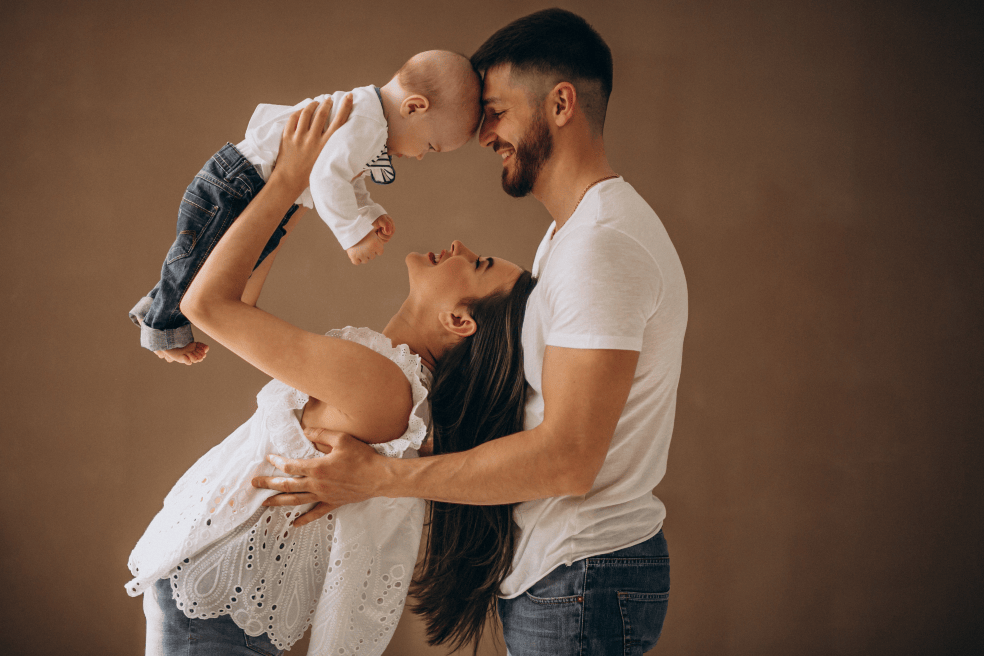 Familia cargando un bebé