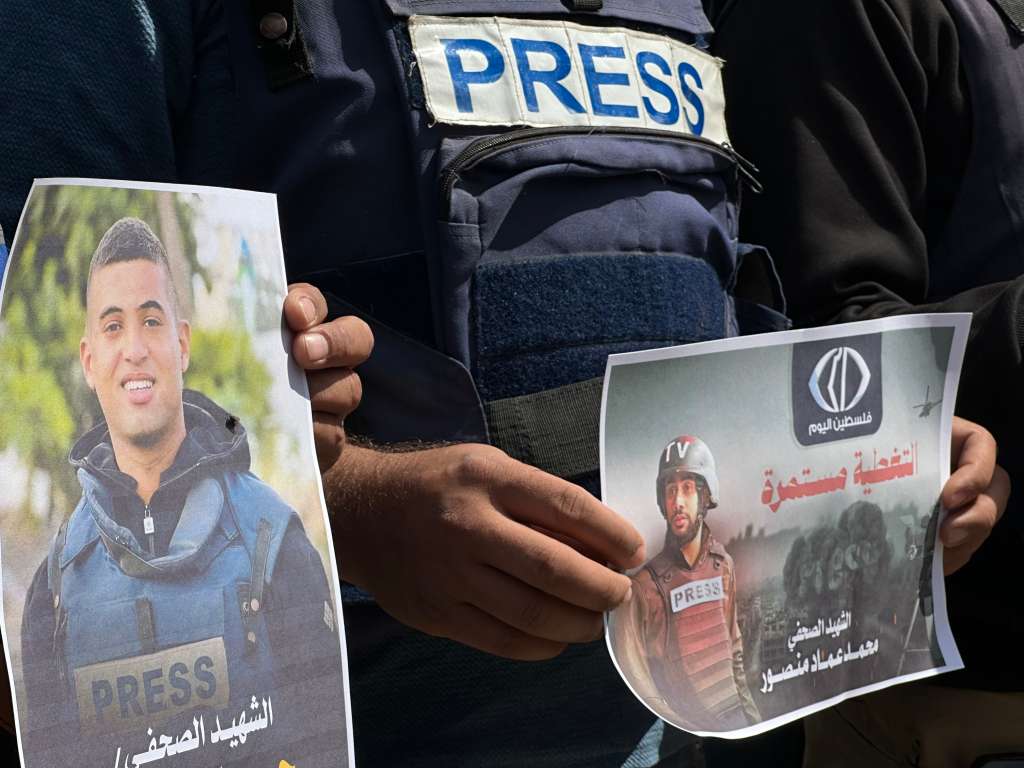 JERUSALÉN, 25/03/2025.- Varios periodistas se manifiestan en recuerdo a Hossam Shabat, el periodista asesinado el lunes en un bombardeo en el norte de Gaza. El Ejército israelí aseguró este martes que Hossam Shabat, el periodista asesinado el lunes en un bombardeo en el norte de Gaza, era un "francotirador" de Hamás que "se hacía pasar por un periodista de (el medio catarí) Al Jazeera" porque participó en un entrenamiento militar en 2019, cuando el reportero tenía 18 años. EFE/ Ahmad Awad