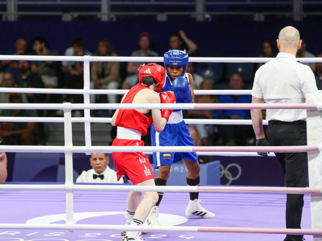 Ingrit Valencia (uniforme azul), en su debut en los Juegos Olímpicos de París 2024.