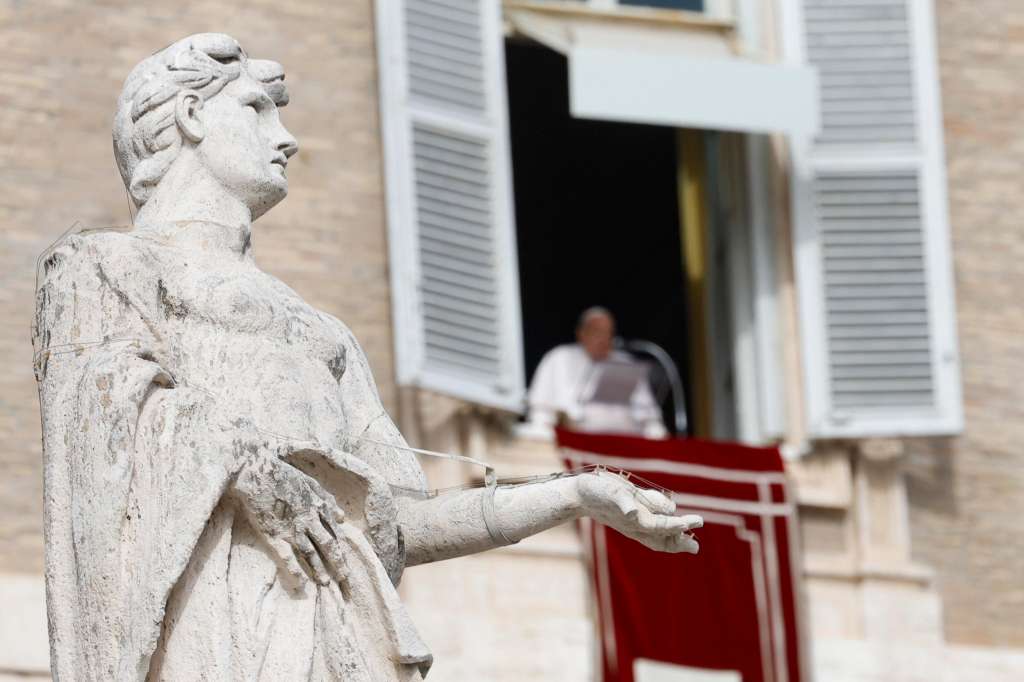 Vatican City (Vatican City State (holy See)), 02/02/2025.- Pope Francis leads the Angelus prayer, a traditional Sunday prayer, from the window of his office overlooking Saint Peter's Square, Vatican City, 02 February 2025. (Papa) EFE/EPA/FABIO FRUSTACI