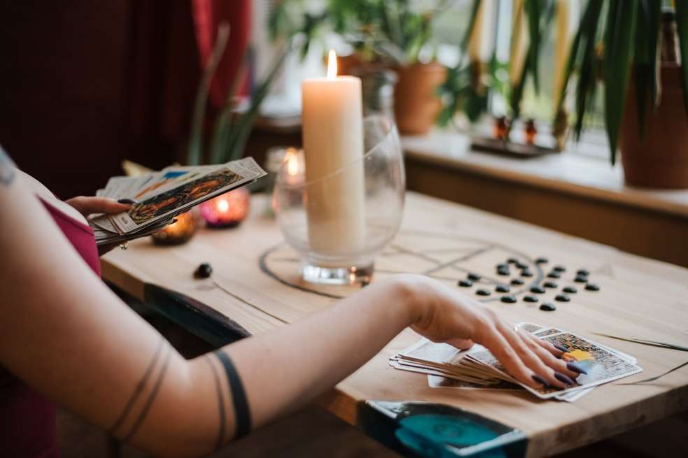 Descubre los signos zodiacales que creen en agüeros, rituales y mucho más.