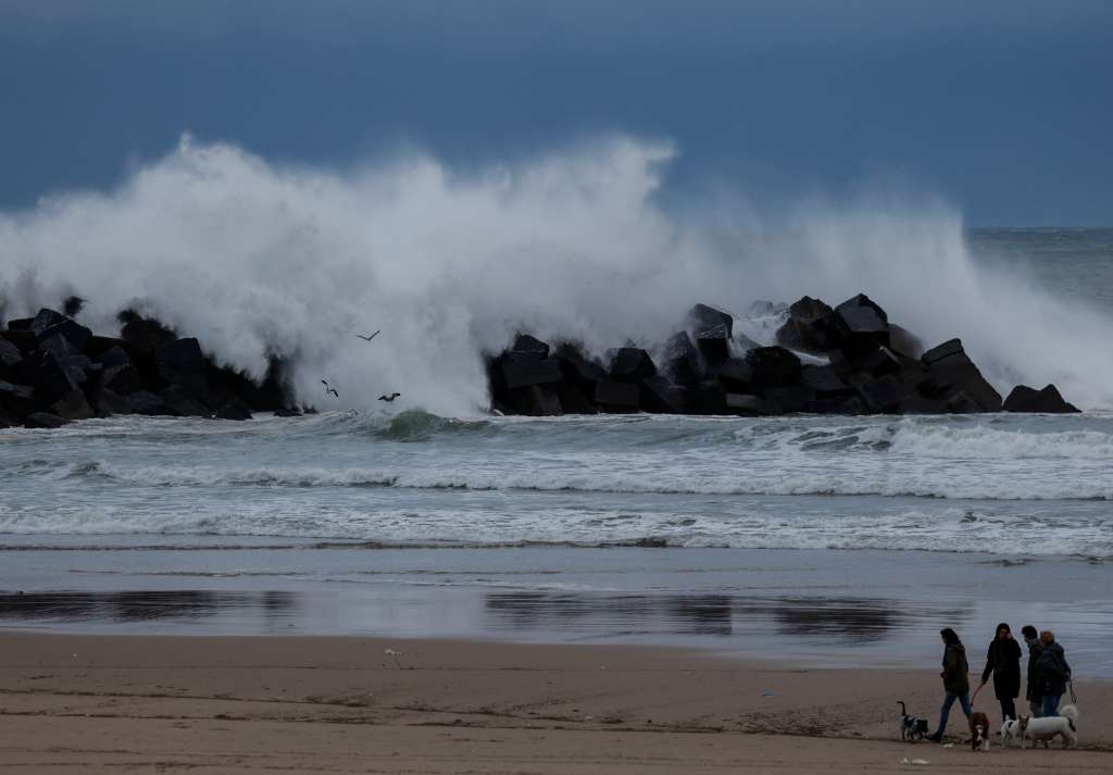 FOTODELDÍA GRAFCAV2958. SAN SEBASTIÁN (ESPAÑA), 28/01/2025.- Una gran ola rompe este martes contra el espigón que protege la playa de la Zurriola de San Sebastián. Los cielos del País Vasco se presentan este martes muy nubosos, caerán chubascos débiles a partir del mediodía, sobre todo en el norte, la cota de nieve se situará entre los 1.000 y los 1.200 metros, las temperaturas descenderán ligera a moderadamente y el viento soplara moderado del suroeste, con rachas fuertes y muy fuertes, aunque girará a noroeste a lo largo de la mañana. EFE/Juan Herrero