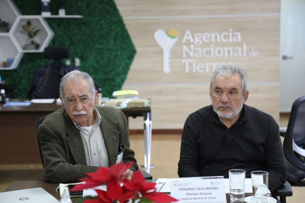 Darío Fajardo, viceministro de Desarrollo Rural, y Gerardo Vega, director de la Agencia Nacional de Tierras, durante la aprobación de estas tres nuevas zonas de reserva campesina
