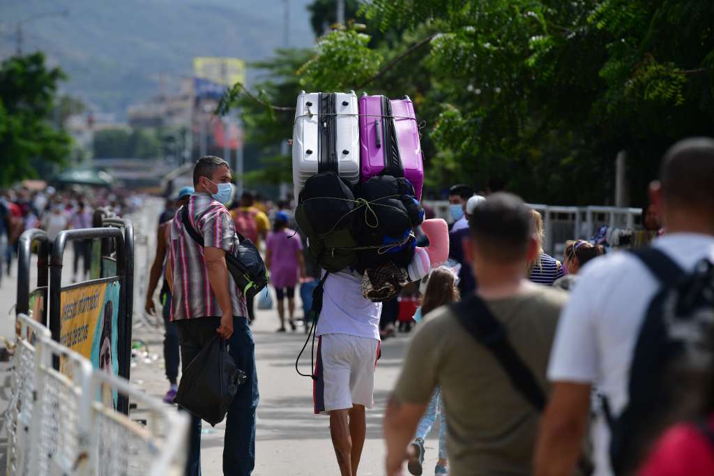Migrantes cruzan en el Puente Internacional Simón Bolívar, punto fronterizo entre Colombia y Venezuela.