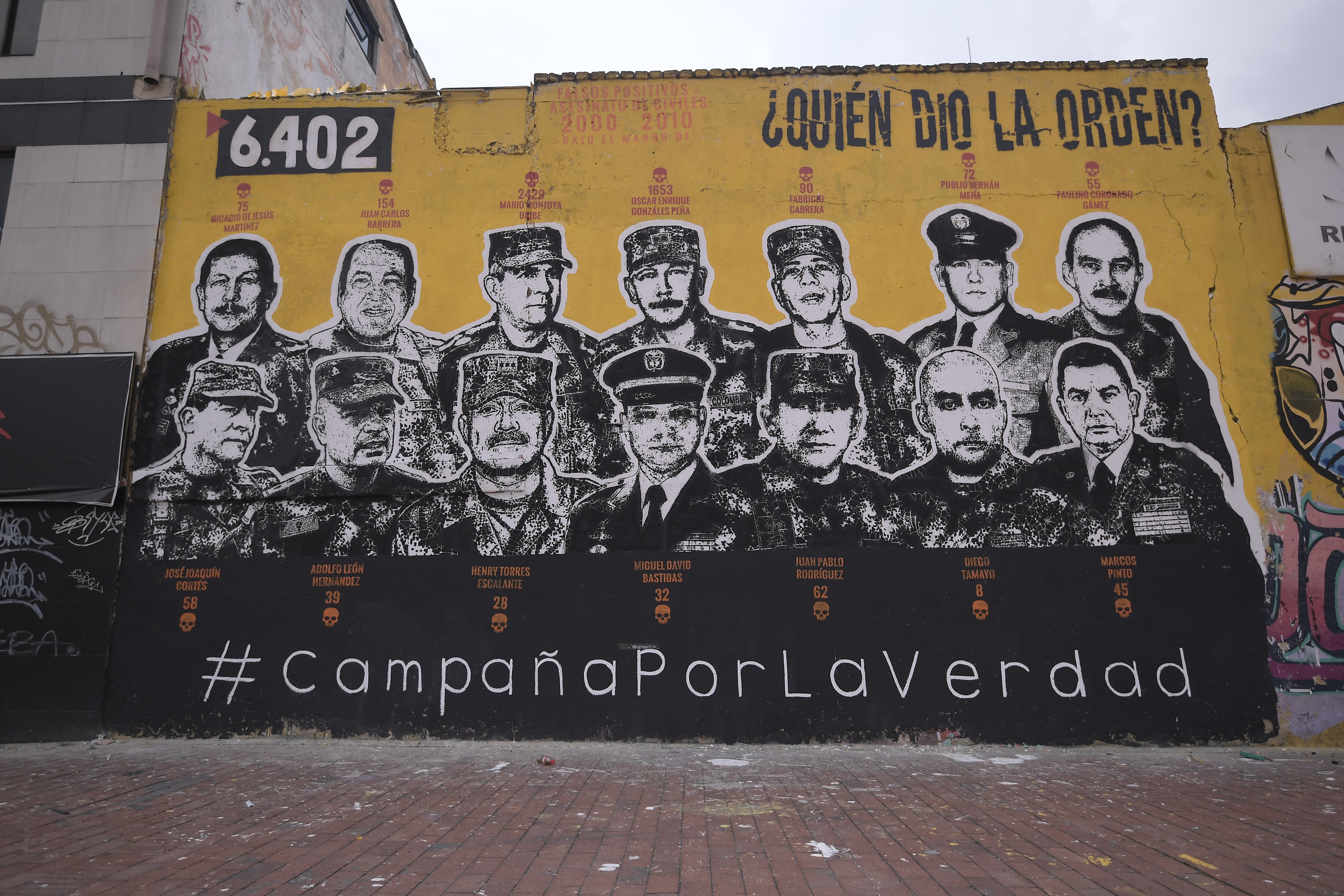 Víctimas de Falsos Positivos instalaron el mural "¿Quién dio la orden?", el cual fue censurado y borrado por militares la primera vez.