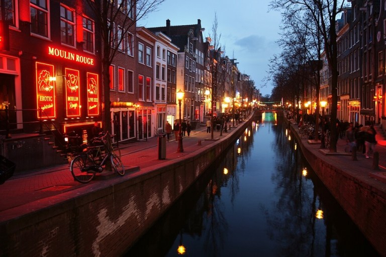 Prohibición de toures al Barrio Rojo molesta a trabajadoras sexuales de Ámsterdam
