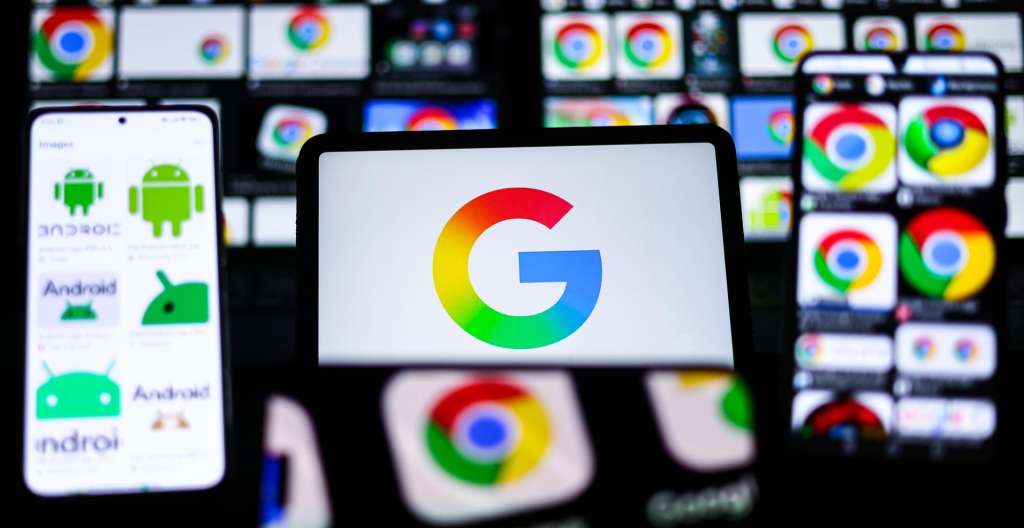 BERLIN (Germany), 03/09/2025.- Logos of Google, Chrome and Android are seen on several displays, in Berlin, Germany, 03 September 2025. A US federal judge on 02 September has ruled that Google must share information with competitors, but will not be required to sell its Chrome web browser or Android. (Alemania) EFE/EPA/HANNIBAL HANSCHKE
