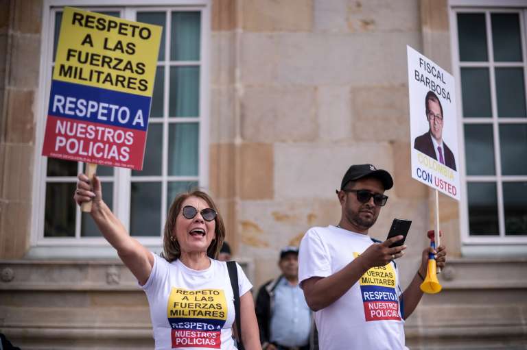 Algunos de los manifestantes acudieron con pancartas en apoyo al fiscal Francisco Barbosa tras las declaraciones del presidente Petro, quien dijo que era su superior.