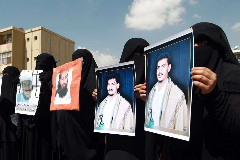 A las afueras de la Embajada de EE.UU. en Saná, yemeníes protestan por la liberación de sus familiares detenidos en la cárcel de Guantánamo. / AFP