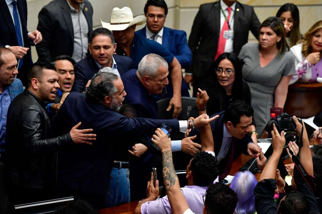 Ministro del interior durante la sesión de la Consulta popular hundida en el Congreso de la República