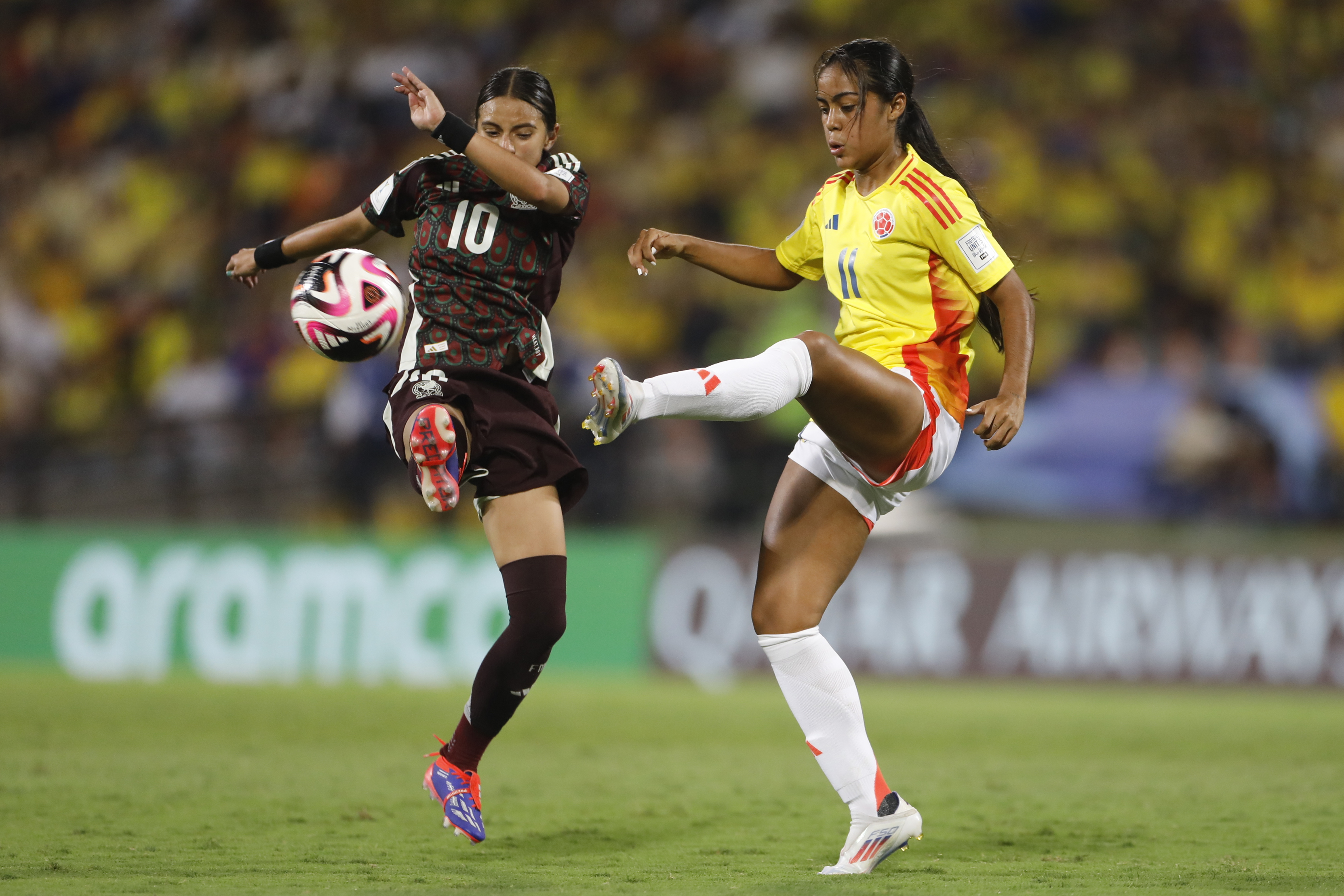 AMDEP6200. MEDELLÍN (COLOMBIA), 06/09/2024.- Maithé López (d) de Colombia disputa el balón con Fernanda Soto de México este viernes, en un partido del grupo A de la Copa Mundial Femenina sub-20 entre las selecciones de México y Colombia en estadio Atanasio Girardot en Medellín (Colombia). EFE/ Luis Eduardo Noriega Arboleda