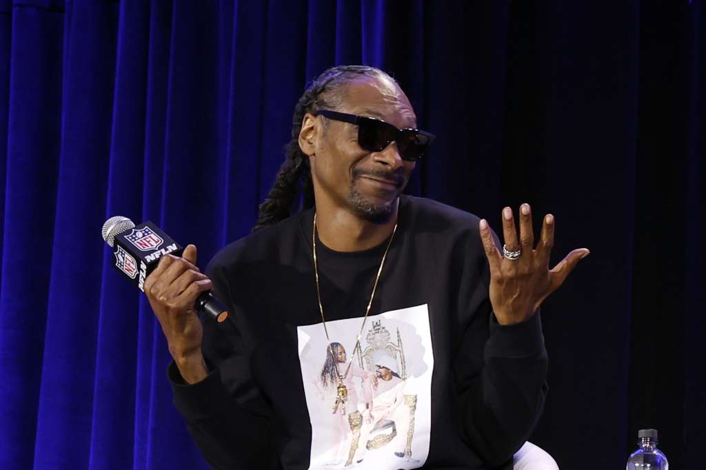 Los Angeles (United States), 10/02/2022.- US rapper Snoop Dogg speaks on stage during the Pepsi Halftime Show press conference at the Los Angeles Convention Center in Los Angeles, California, USA, 10 February 2022. US musical artists Dr. Dre, Snoop Dogg, Mary J. Blige and Kendrick Lamar will be performing on Sunday February 13 during the Super Bowl halftime. (Estados Unidos) EFE/EPA/JOHN MABANGLO