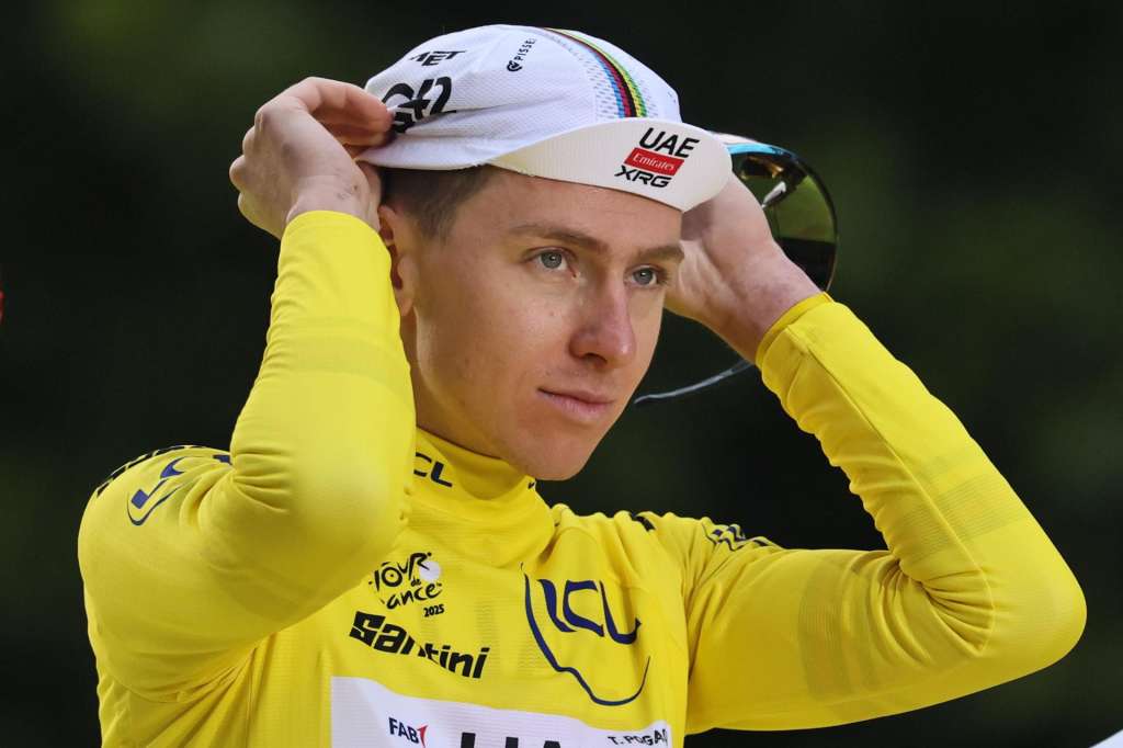 (France), 27/07/2025.- Slovenian rider Tadej Pogacar of UAE Team Emirates wearing the yellow jersey for overall leader celebrates on the podium his victory after the 21st and last stage of the Tour de France cycling race over 132.3km from Mantes-la-Ville to Paris, France, 27 July 2025. (Ciclismo, Francia) EFE/EPA/CHRISTOPHE PETIT TESSON