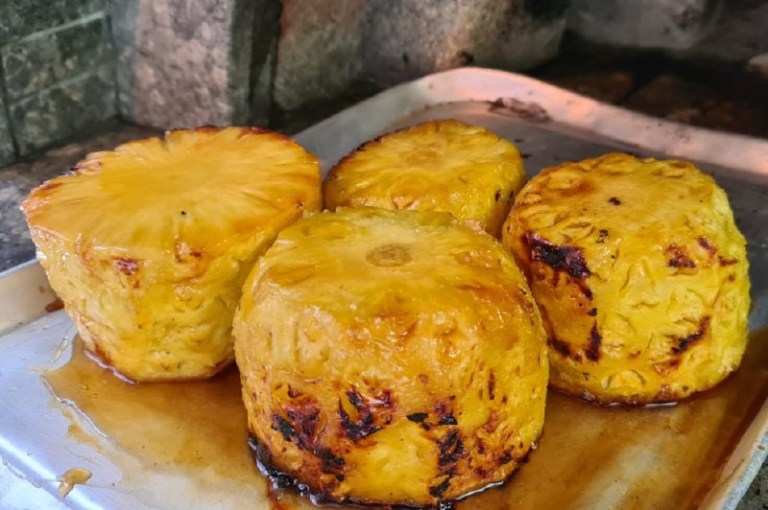 Receta para preparar piña asada con miel y helado de yogur
