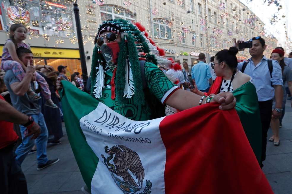 Fanáticos apoyando a la selección mexicana.  / EFE
