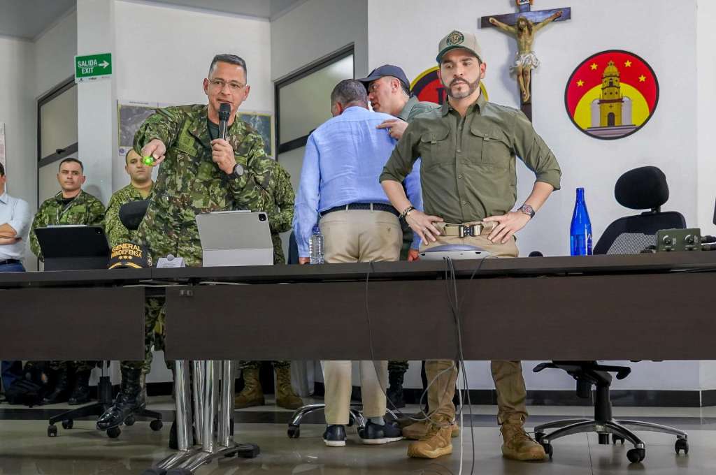 AME3860. CÚCUTA (COLOMBIA), 01/09/2026.- 01/09/2026.- Fotografía cedida por la Presidencia de Colombia de su mandatario Abelardo De la Espriella (d) y el comandante general de las fuerzas militares de Colombia, Erick Rodríguez Aparicio, durante un consejo de seguridad este martes, en Cúcuta (Colombia). De la Espriella prometió "mano de hierro" tras un atentado con coche bomba contra una estación de Policía en el municipio de Los Patios, en la frontera con Venezuela, que deja al menos un muerto y once heridos. EFE/ Presidencia de Colombia / SOLO USO EDITORIAL/ NO VENTAS/ SOLO DISPONIBLE PARA ILUSTRAR LA NOTICIA QUE ACOMPAÑA (CRÉDITO OBLIGATORIO)