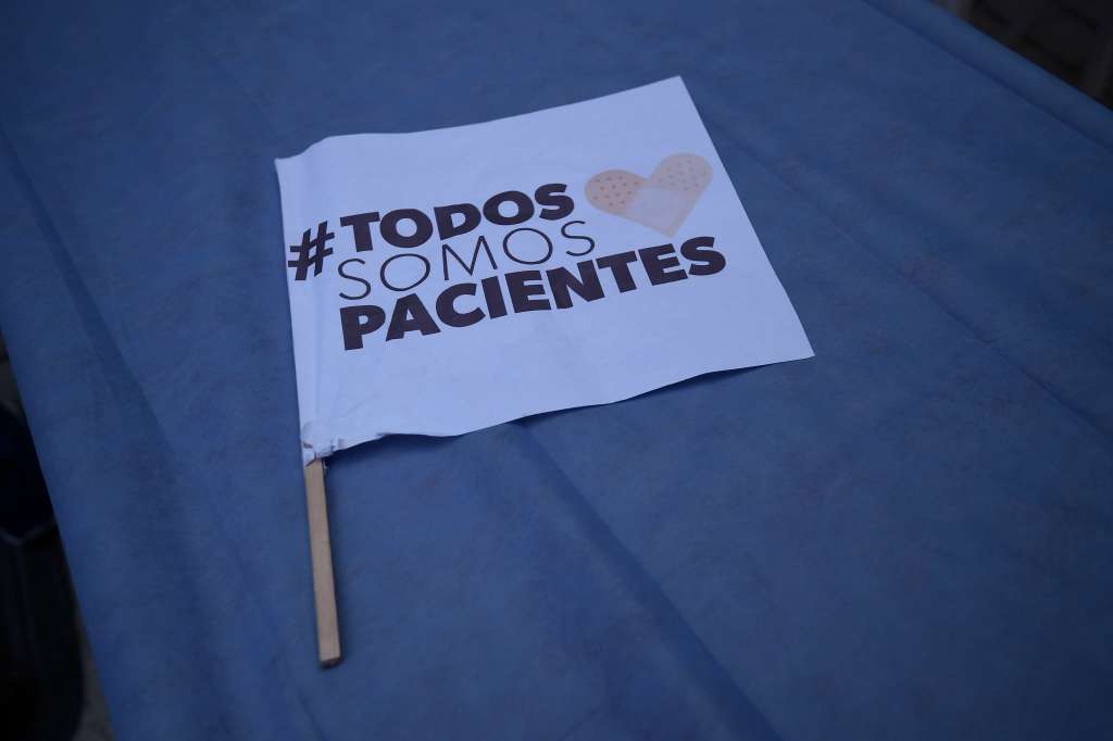 Frente al edificio del Ministerio de Salud, un grupo de ciudadanos se congregó para expresarse, algunos a favor y otros en contra, ante la propuesta de Reforma a la Salud promovida por el gobierno de Gustavo Petro.